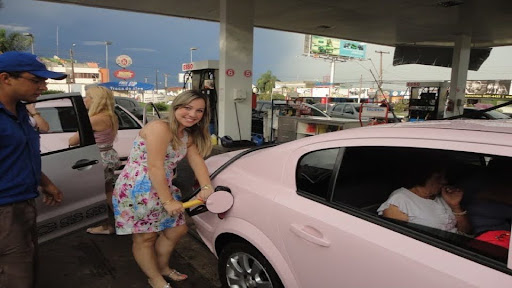 Vanessa Stefanelli abastecendo seu primeiro carro rosa, um Chevrolet Vectra, em 2011
