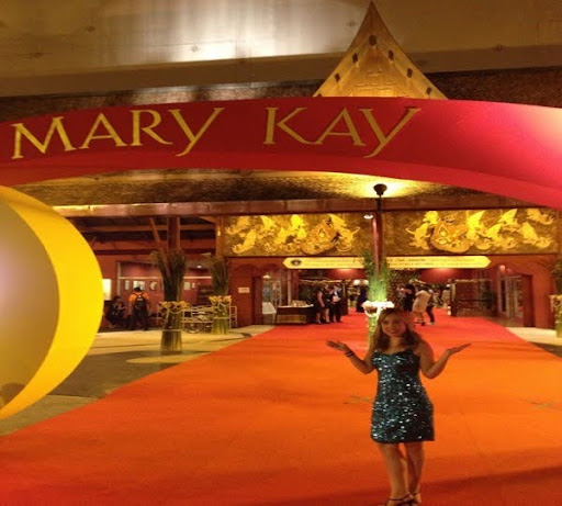 Foto na entrada do Seminário Mary Kay em 2011