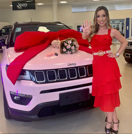 Foto com seu quarto carro rosa, um Jeep
