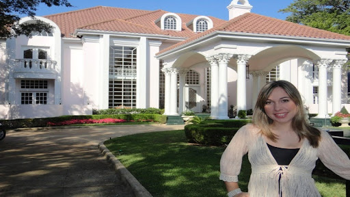 Foto em frente a sede da cada da Mary Kay Ash, fundadora da Mary Kay Cosmetics em Dallas, Texas (Estados Unidos).